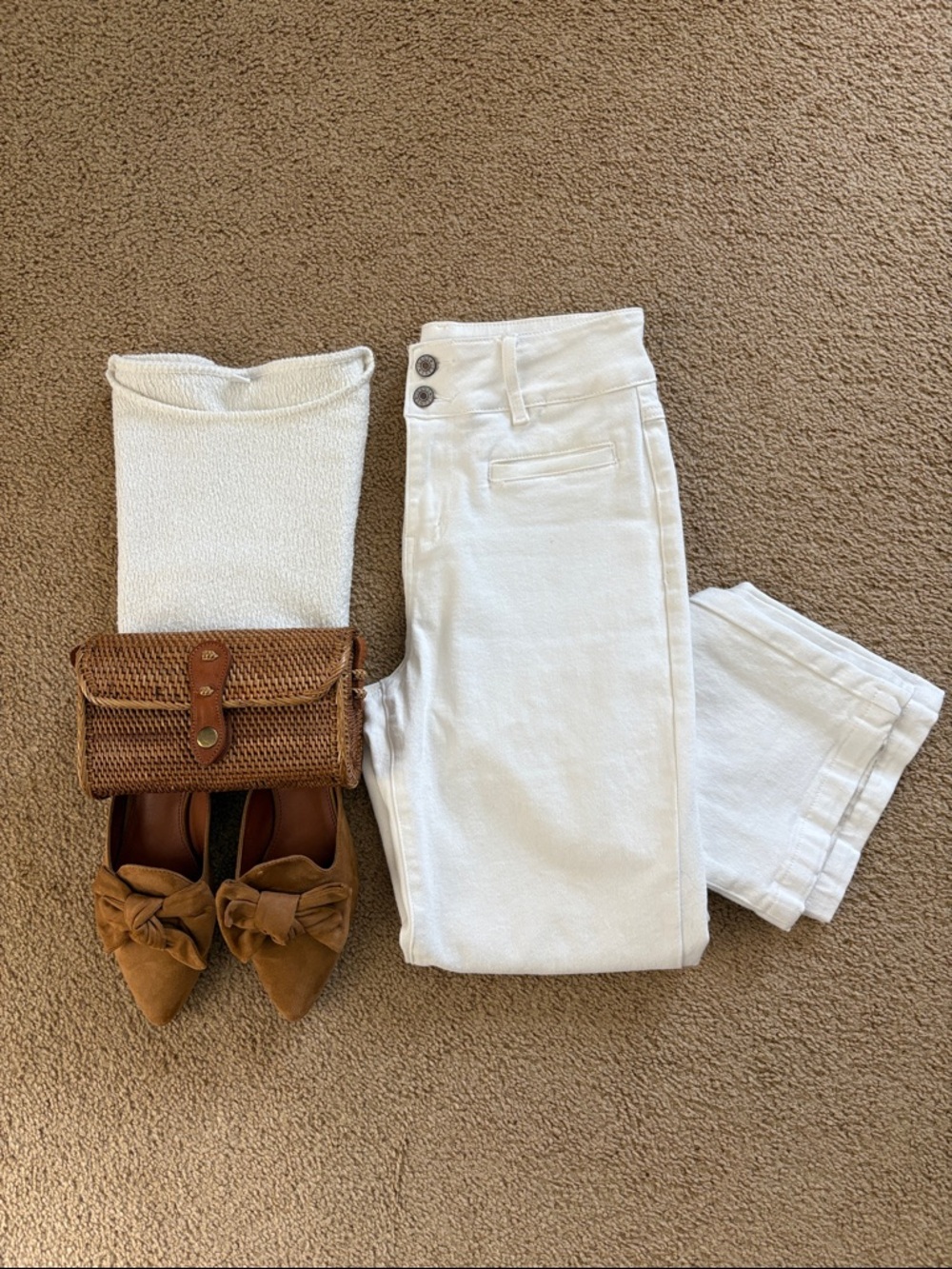 High-Rise White Women’s Jeans — Clean Sculpted Silhouette